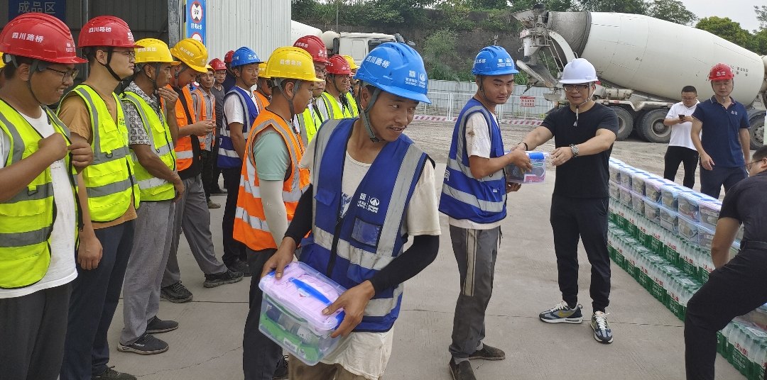 炎夏送清涼 關(guān)懷沁人心 ——集團(tuán)領(lǐng)導(dǎo)深入一線(xiàn)開(kāi)展“送清涼” 慰問(wèn)活動(dòng)